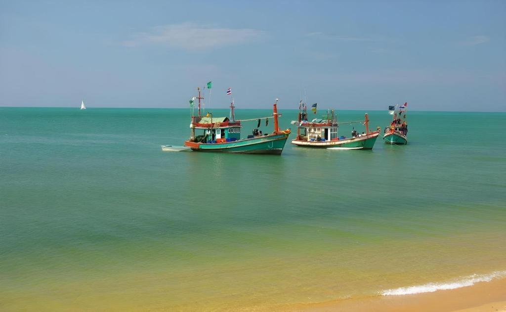Sea Falcon On The Water Na Chom Thian Bagian luar foto