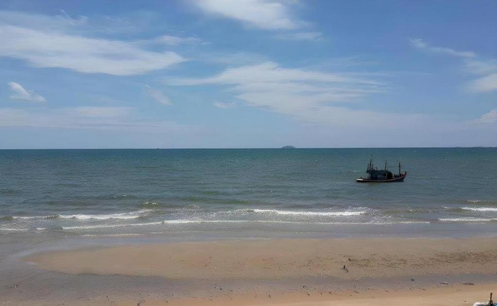 Sea Falcon On The Water Na Chom Thian Bagian luar foto